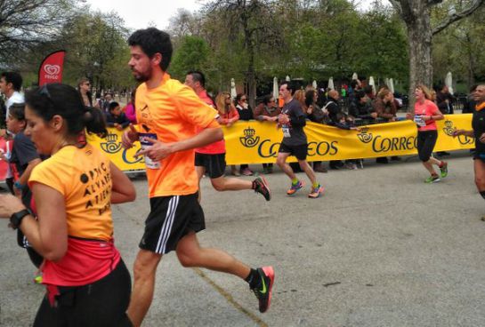 Uno de los participantes de la media Maratón de Madrid del pasado domingo 3 de abril con la camiseta de SER Aventureros en el momento de cruzar la meta. Uno de los participantes de la media Maratón de Madrid del pasado domingo 3 de abril con la camiseta de SER Aventureros en el momento de cruzar la meta.