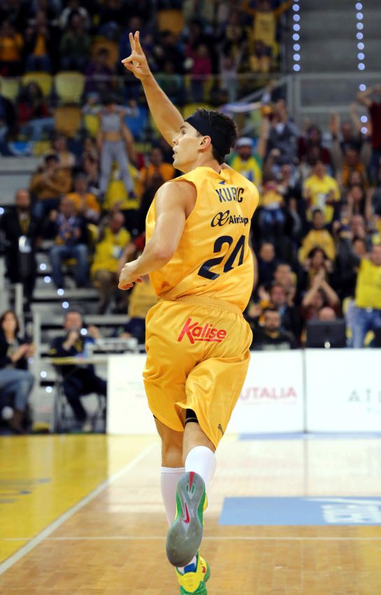 GRA269. LAS PALMAS DE GRAN CANARIA, 10/04/2016.- El escolta estadounidense del Herbalife Gran Canaria Kyle Kuric celebra la primera canasta en su incorporación al equipo amarillo, durante el partido de la Liga ACB ante Valencia Basket disputado esta tarde en el Gran Canaria Arena de Las Palmas. EFE/Elvira Urquijo A. GRA269. LAS PALMAS DE GRAN CANARIA, 10/04/2016.- El escolta estadounidense del Herbalife Gran Canaria Kyle Kuric celebra la primera canasta en su incorporación al equipo amarillo, durante el partido de la Liga ACB ante Valencia Basket disputado esta tarde en el Gran Canaria Arena de Las Palmas. EFE/Elvira Urquijo A.