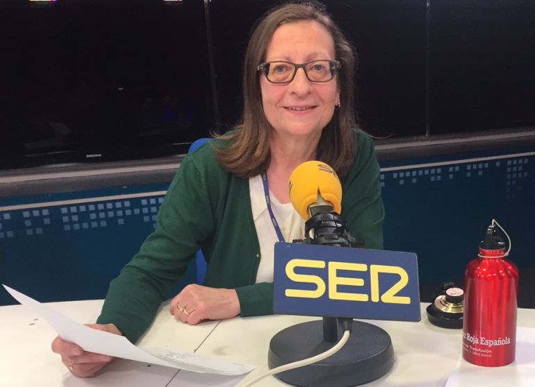 Ángeles Afuera, jefa de Documentación de la Cadena SER, en su último día antes de jubilarse, junto a su último guión sobre los 22 años de la fuga de Luis Roldán y su inseparable botella roja de agua. Ángeles Afuera, jefa de Documentación de la Cadena SER, en su último día antes de jubilarse, junto a su último guión sobre los 22 años de la fuga de Luis Roldán y su inseparable botella roja de agua.