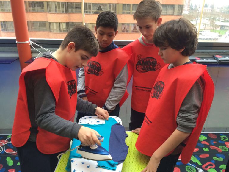 Un equipo de alumnos del colegio La Salle de Burgos participan en el proyecto educativo que les enseña a colaborar en las tareas del hogar Un equipo de alumnos del colegio La Salle de Burgos participan en el proyecto educativo que les enseña a colaborar en las tareas del hogar