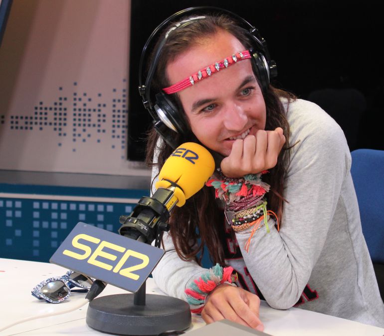 Aless Gibaja, más conocido por sus mensajes de ánimo a todos los internautas que siempre empieza con "¡Hola bebés! El súperconsejito del dia es..." Aless Gibaja, más conocido por sus mensajes de ánimo a todos los internautas que siempre empieza con "¡Hola bebés! El súperconsejito del dia es..."