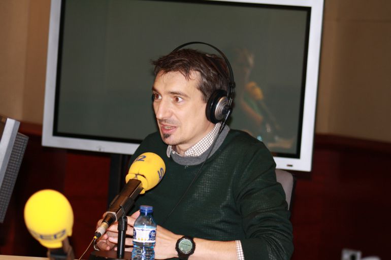 Javier Serrano, autor de “El hombre biónico y otros ensayos sobre tecnología, robots, máquinas y hombres” Javier Serrano, autor de “El hombre biónico y otros ensayos sobre tecnología, robots, máquinas y hombres”