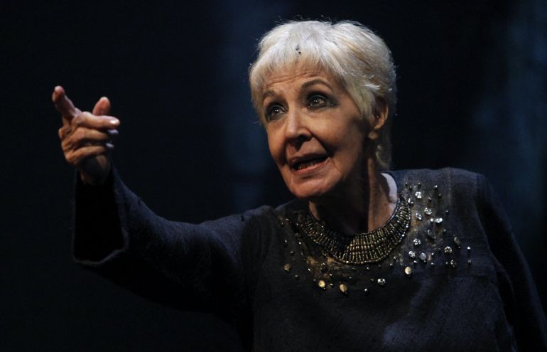 La actriz, cantante y bailarina española Concha Velasco durante un momento del pase gráfico de su nueva obra "Reina Juana" el pasado 27 de abril en el Teatro la Abadía de Madrid. La actriz, cantante y bailarina española Concha Velasco durante un momento del pase gráfico de su nueva obra "Reina Juana" el pasado 27 de abril en el Teatro la Abadía de Madrid.