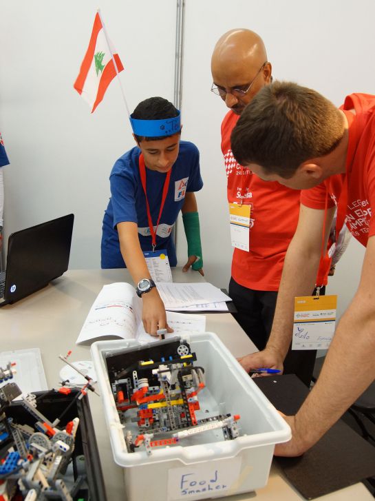 El equipo libanés demuestra a los árbitros el funcionamiento de su robot El equipo libanés demuestra a los árbitros el funcionamiento de su robot