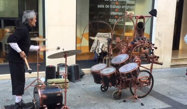 El malabarista que se ha convertido en viral tocando la batería en la calle El malabarista que se ha convertido en viral tocando la batería en la calle