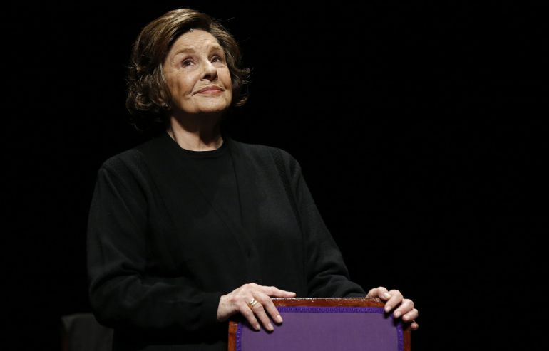 La actriz Lola Herrera, en el papel del Carmen Sotillo, durante el pase gráfico de 'Cinco horas con Mario' de Miguel Delibes, hoy en el Teatro Reina Victoria de Madrid La actriz Lola Herrera, en el papel del Carmen Sotillo, durante el pase gráfico de 'Cinco horas con Mario' de Miguel Delibes, hoy en el Teatro Reina Victoria de Madrid