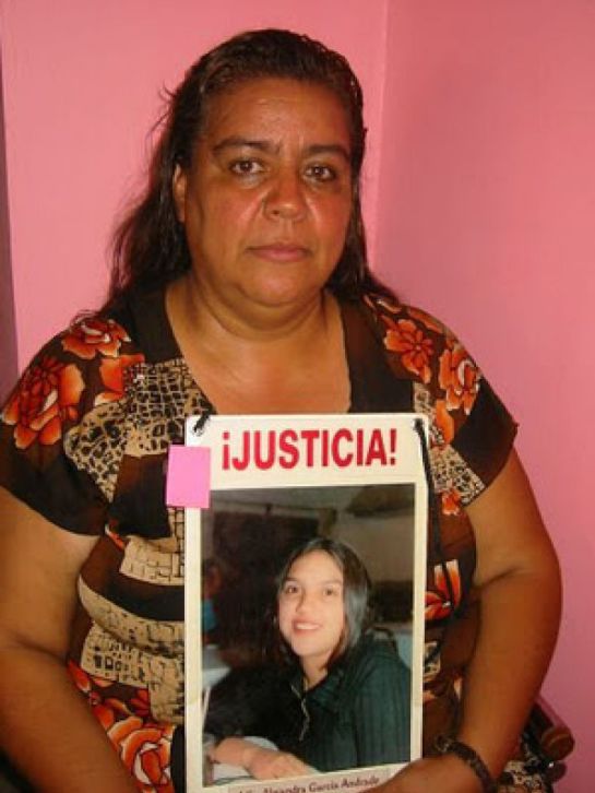 Norma Andrade sujetando la foto de su hija, Lilia Alejandra Norma Andrade sujetando la foto de su hija, Lilia Alejandra