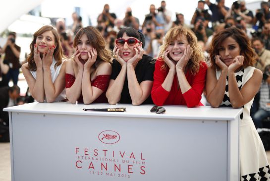 Las actrices españolas Inma Cuesta, Emma Suárez, Rossy de Palma, Adriana Ugarte y Michelle Jenner posan durante la presentación de la película 'Julieta' Las actrices españolas Inma Cuesta, Emma Suárez, Rossy de Palma, Adriana Ugarte y Michelle Jenner posan durante la presentación de la película 'Julieta'