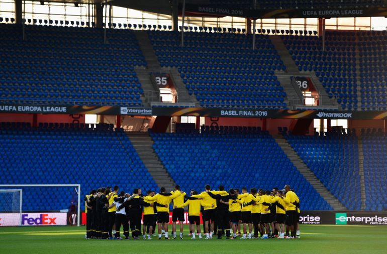 Los jugadores del Sevilla durante la sesión de entrenamiento en el estadio St. Jakob-Park de Basilea Los jugadores del Sevilla durante la sesión de entrenamiento en el estadio St. Jakob-Park de Basilea