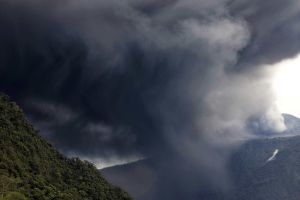 SJ01. SAN JOSÉ (COSTA RICA) 20/05/2016.- Ceniza expulsada por el volcán Turrialba hoy, viernes 20 de mayo de 2016, en una potente erupción que afectó la San José (Costa Rica). cuya columna se elevó hasta los 3.000 metros sobre el cráter. Comunidades en el este de San José como Montes de Oca, Goicoechea y Coronado, así como la capital misma, están siendo afectadas por la caída de ceniza que en algunos sectores se manifiesta como una especie de neblina. EFE/JEFFREY ARGUEDAS SJ01. SAN JOSÉ (COSTA RICA) 20/05/2016.- Ceniza expulsada por el volcán Turrialba hoy, viernes 20 de mayo de 2016, en una potente erupción que afectó la San José (Costa Rica). cuya columna se elevó hasta los 3.000 metros sobre el cráter. Comunidades en el este de San José como Montes de Oca, Goicoechea y Coronado, así como la capital misma, están siendo afectadas por la caída de ceniza que en algunos sectores se manifiesta como una especie de neblina. EFE/JEFFREY ARGUEDAS