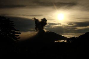 SJ01. SAN JOSÉ (COSTA RICA) 20/05/2016.- Ceniza expulsada por el volcán Turrialba hoy, viernes 20 de mayo de 2016, en una potente erupción que afectó la San José (Costa Rica). cuya columna se elevó hasta los 3.000 metros sobre el cráter. Comunidades en el este de San José como Montes de Oca, Goicoechea y Coronado, así como la capital misma, están siendo afectadas por la caída de ceniza que en algunos sectores se manifiesta como una especie de neblina. EFE/JEFFREY ARGUEDAS SJ01. SAN JOSÉ (COSTA RICA) 20/05/2016.- Ceniza expulsada por el volcán Turrialba hoy, viernes 20 de mayo de 2016, en una potente erupción que afectó la San José (Costa Rica). cuya columna se elevó hasta los 3.000 metros sobre el cráter. Comunidades en el este de San José como Montes de Oca, Goicoechea y Coronado, así como la capital misma, están siendo afectadas por la caída de ceniza que en algunos sectores se manifiesta como una especie de neblina. EFE/JEFFREY ARGUEDAS