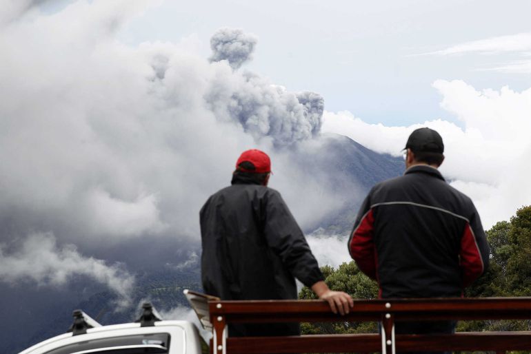SJ01. SAN JOSÉ (hombres observan la ceniza expulsada por el volcán Turrialba hoy, viernes 20 de mayo de 2016, en una potente erupción que afectó la San José (Costa Rica). cuya columna se elevó hasta los 3.000 metros sobre el cráter. Comunidades en el este de San José como Montes de Oca, Goicoechea y Coronado, así como la capital misma, están siendo afectadas por la caída de ceniza que en algunos sectores se manifiesta como una especie de neblina. JEFFREY ARGUEDAS SJ01. SAN JOSÉ (hombres observan la ceniza expulsada por el volcán Turrialba hoy, viernes 20 de mayo de 2016, en una potente erupción que afectó la San José (Costa Rica). cuya columna se elevó hasta los 3.000 metros sobre el cráter. Comunidades en el este de San José como Montes de Oca, Goicoechea y Coronado, así como la capital misma, están siendo afectadas por la caída de ceniza que en algunos sectores se manifiesta como una especie de neblina. JEFFREY ARGUEDAS