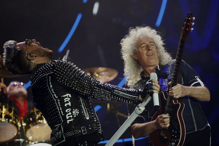 El guitarrista Brian May (d) y el cantante y actor norteamericano Adam Lambert, que actúa como vocalista en sustitución del fallecido Freddie Mercury, durante el concierto del grupo británico Queen que ofreció este domingo en el Palau Sant Jordi de Barcelona, su único concierto de este año en España. El guitarrista Brian May (d) y el cantante y actor norteamericano Adam Lambert, que actúa como vocalista en sustitución del fallecido Freddie Mercury, durante el concierto del grupo británico Queen que ofreció este domingo en el Palau Sant Jordi de Barcelona, su único concierto de este año en España.