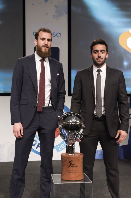 GRA245 MADRID, 23/05/2016.- El base del Real Madrid Sergio Rodríguez (i) y el base argentino del UCAM Murcia Facundo Campazzo presentan el emparejamiento de cuartos de final que enfrenta a sus equipos durante el acto en el que la Liga Endesa entregó sus premios de la liga regular y presentó los playoffs. EFE/Fernando Villar GRA245 MADRID, 23/05/2016.- El base del Real Madrid Sergio Rodríguez (i) y el base argentino del UCAM Murcia Facundo Campazzo presentan el emparejamiento de cuartos de final que enfrenta a sus equipos durante el acto en el que la Liga Endesa entregó sus premios de la liga regular y presentó los playoffs. EFE/Fernando Villar