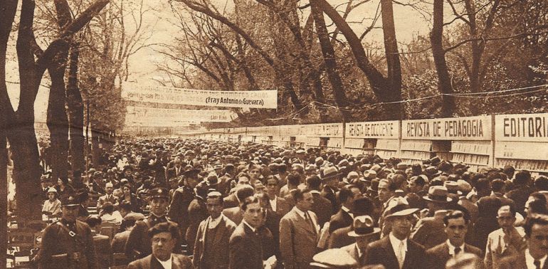 Imagen de la primera Feria del Libro de Madrid en 1933, instalada en el paseo de Recoletos Imagen de la primera Feria del Libro de Madrid en 1933, instalada en el paseo de Recoletos
