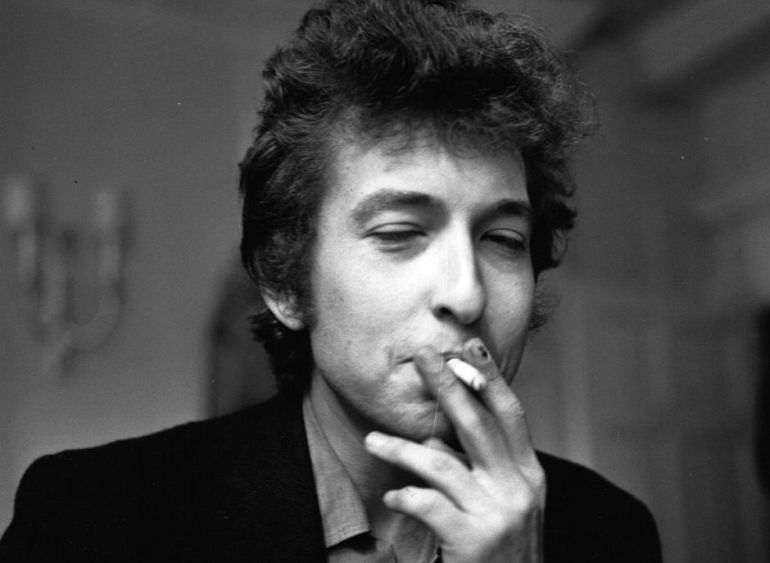 Bob Dylan fumando un cigarro durante una entrevista en 1965 Bob Dylan fumando un cigarro durante una entrevista en 1965