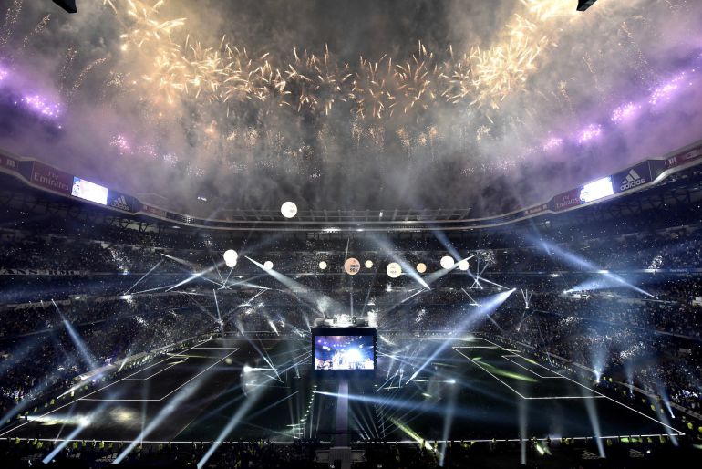 Los jugadores del Real Madrid celebran la consecución de la Liga de Campeones, lograda ayer tras imponerse en la final al Atlético de Madrid en Milán, esta noche durante la fiesta que se celebra en el estadio Santiago Bernabéu, en Madrid. Los jugadores del Real Madrid celebran la consecución de la Liga de Campeones, lograda ayer tras imponerse en la final al Atlético de Madrid en Milán, esta noche durante la fiesta que se celebra en el estadio Santiago Bernabéu, en Madrid.
