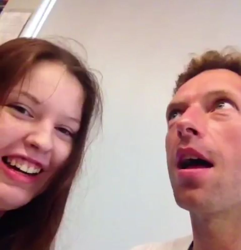 Carlota, la joven ingesada en la UCI del hospital Sant Joan de Déu junto a Chris Martin, el cantante de Coldplay. Carlota, la joven ingesada en la UCI del hospital Sant Joan de Déu junto a Chris Martin, el cantante de Coldplay.