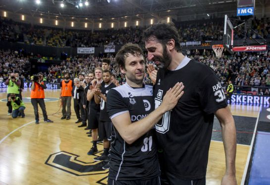 GRA163. BILBAO, 22/05/2016.- El base del Dominion Bilbao Basket Raúl López (i) se despide del público en presencia de su compañero Alex Mumbrú tras su último partido como profesional, que ha enfrentado a su equipo con el CAI Zaragoza, en la última jornada de la liga ACB disputado hoy en el Bilbao Arena. EFE/Iñaki Andrés GRA163. BILBAO, 22/05/2016.- El base del Dominion Bilbao Basket Raúl López (i) se despide del público en presencia de su compañero Alex Mumbrú tras su último partido como profesional, que ha enfrentado a su equipo con el CAI Zaragoza, en la última jornada de la liga ACB disputado hoy en el Bilbao Arena. EFE/Iñaki Andrés