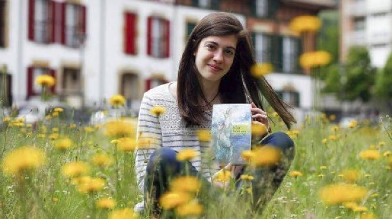 Sara Cruces, con su novela "Sobre fondo azul" Sara Cruces, con su novela "Sobre fondo azul"