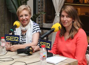 La chef Susi Díaz, responsable de la carta Deliciosa Calma, y Naira Montesinos, una de las comensales. La chef Susi Díaz, responsable de la carta Deliciosa Calma, y Naira Montesinos, una de las comensales.