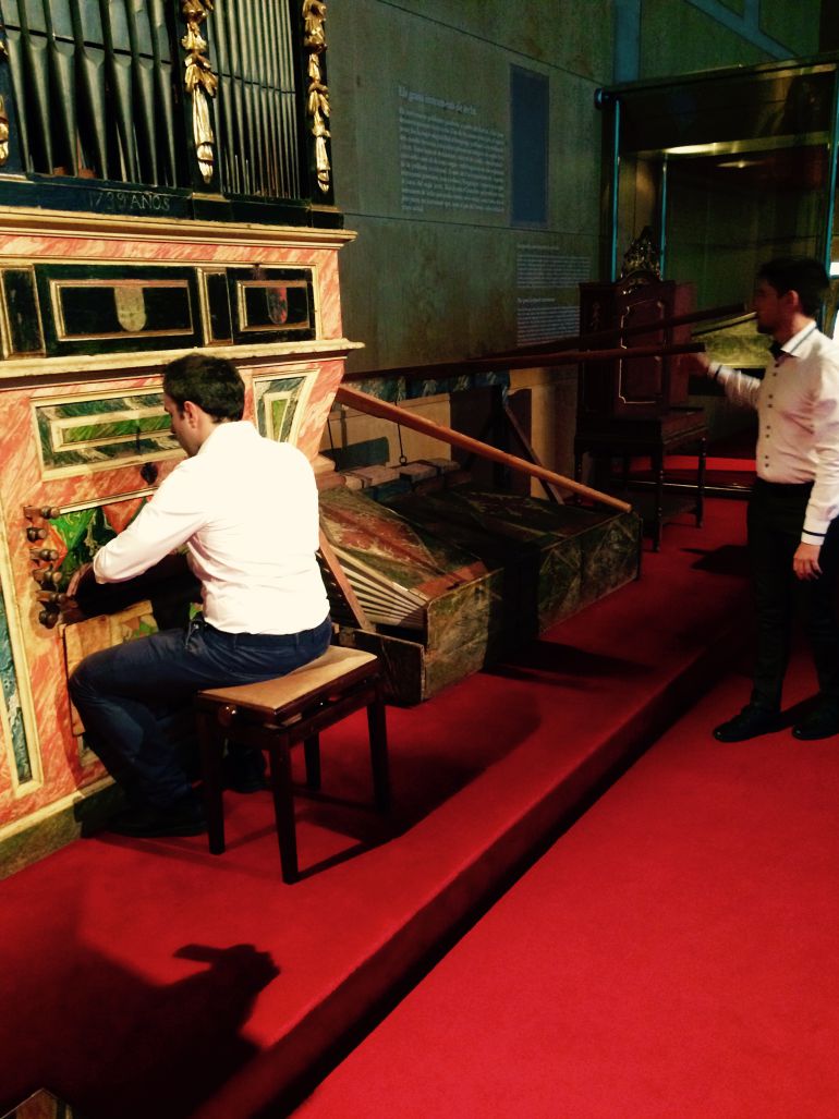 El organista de la Sagrada Familia, Juan de la Rubia, toca un órgano en el Museo de la Música de Barcelona El organista de la Sagrada Familia, Juan de la Rubia, toca un órgano en el Museo de la Música de Barcelona
