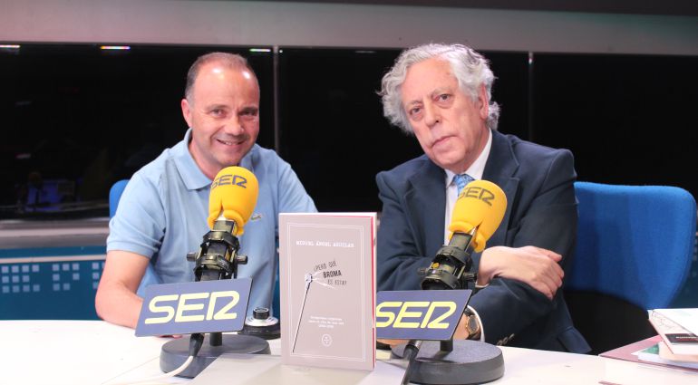 José Antonio Marcos y Miguel Ángel Aguilar presentan “¿Pero qué broma es esta?”, la recopilación de algunos de los mejores "Telegramas" que Aguilar envía cada día en el informativo 'Hora 14' José Antonio Marcos y Miguel Ángel Aguilar presentan “¿Pero qué broma es esta?”, la recopilación de algunos de los mejores "Telegramas" que Aguilar envía cada día en el informativo 'Hora 14'