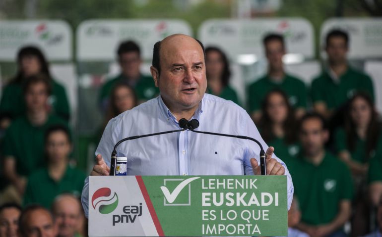 El presidente del PNV, Andoni Ortuzar, durante su intervención en un mitin El presidente del PNV, Andoni Ortuzar, durante su intervención en un mitin