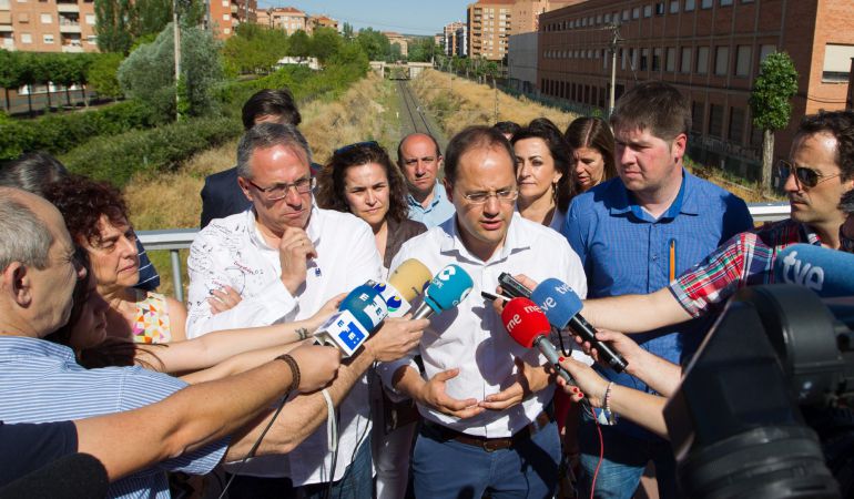 El secretario de Organización del PSOE, César Luena, atendiendo a los medios de comunicación en Logroño El secretario de Organización del PSOE, César Luena, atendiendo a los medios de comunicación en Logroño