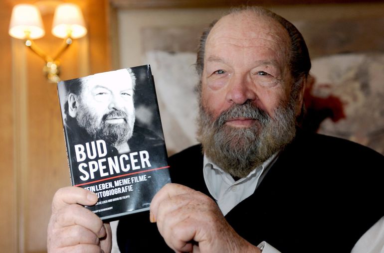 Fotografía de archivo fechada el 13 de abril de 2011 que muestra al actor italiano Bud Spencer durante la presentación del libro autobiográfico: 'Mi vida, mis películas' Fotografía de archivo fechada el 13 de abril de 2011 que muestra al actor italiano Bud Spencer durante la presentación del libro autobiográfico: 'Mi vida, mis películas'