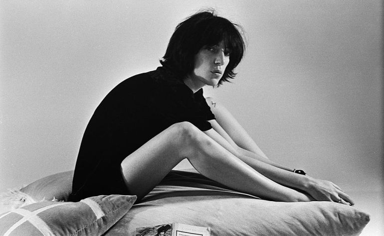 Patti Smith en una fotografía tomada en California en 1974, un año antes del lanzamiento de su primer álbum Patti Smith en una fotografía tomada en California en 1974, un año antes del lanzamiento de su primer álbum