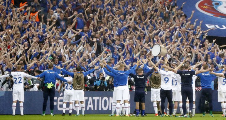La afición y los jugadores de la selección de fútbol de Islandia. La afición y los jugadores de la selección de fútbol de Islandia.