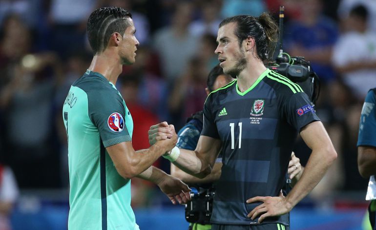 Cristiano Ronaldo charla con Bale tras el partido Cristiano Ronaldo charla con Bale tras el partido