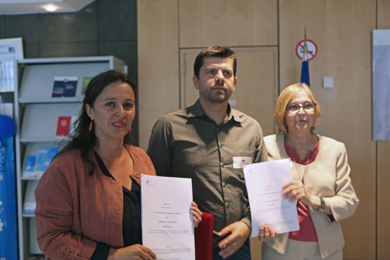 La eurodiputada y portavoz del Bloque Nacionalista Gallego en Europa, Ana María Miranda (i), junto al presidente de la Asociación de Víctimas del Alvia 04155, Jesús Domínguez (i), y la vocal de la asociación, Teresa Gómez (d), muestran el informe sobre el accidente de la Agencia Ferroviaria Europea (ERA), ayer en Bruselas. La eurodiputada y portavoz del Bloque Nacionalista Gallego en Europa, Ana María Miranda (i), junto al presidente de la Asociación de Víctimas del Alvia 04155, Jesús Domínguez (i), y la vocal de la asociación, Teresa Gómez (d), muestran el informe sobre el accidente de la Agencia Ferroviaria Europea (ERA), ayer en Bruselas.