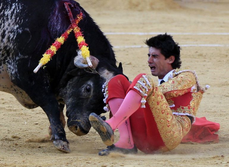 El torero segoviano de 29 años Víctor Barrio en el momento de sufrir una grave cogida en el tercer toro de la tarde El torero segoviano de 29 años Víctor Barrio en el momento de sufrir una grave cogida en el tercer toro de la tarde