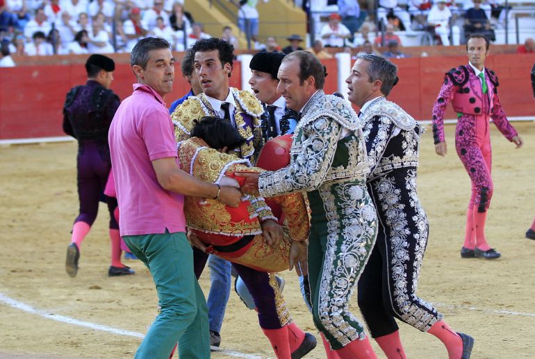 El torero segoviano de 29 años Víctor Barrio ha fallecido esta tarde en la plaza de toros de Teruel, en la Feria del Ángel, tras sufrir una grave cogida en el tercer toro de la tarde. El torero segoviano de 29 años Víctor Barrio ha fallecido esta tarde en la plaza de toros de Teruel, en la Feria del Ángel, tras sufrir una grave cogida en el tercer toro de la tarde.