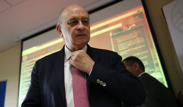 El ministro del Interior en funciones, Jorge Fernández Díaz, durante un curso de verano de la Universidad Complutense de Madrid. El ministro del Interior en funciones, Jorge Fernández Díaz, durante un curso de verano de la Universidad Complutense de Madrid.