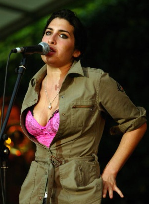 Amy Winehouse actuando en Londres en 2004 Amy Winehouse actuando en Londres en 2004