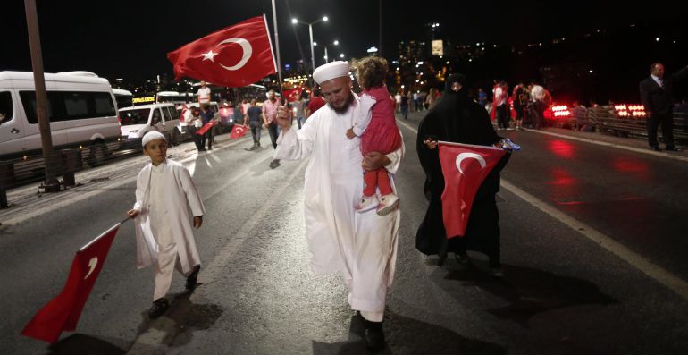 Simpatizantes del presidente turco, Reep Erdogan, sostienen banderas turcas durante una manifestación en Estambul. Simpatizantes del presidente turco, Reep Erdogan, sostienen banderas turcas durante una manifestación en Estambul.