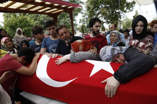 Familiares de las víctimas mortales en el entierro de estas, en Fatih Mosque, en Estambul. Familiares de las víctimas mortales en el entierro de estas, en Fatih Mosque, en Estambul.