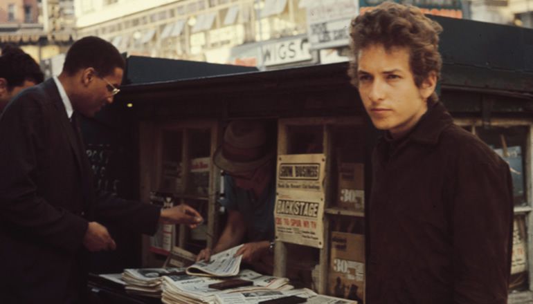 Tom Wilson en un kiosko junto a Bob Dylan en junio de 1964 Tom Wilson en un kiosko junto a Bob Dylan en junio de 1964