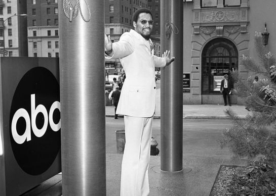 Tom Wilson frente a los estudios de ABC en 1967 Tom Wilson frente a los estudios de ABC en 1967