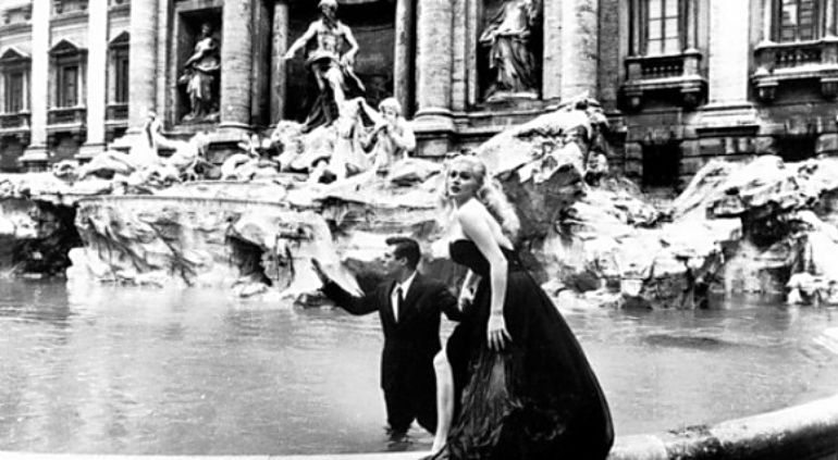 Anita Ekberg y Marcello Mastroiani en la Fontana Di Trevi en la película 'La Dolce Vita' Anita Ekberg y Marcello Mastroiani en la Fontana Di Trevi en la película 'La Dolce Vita'