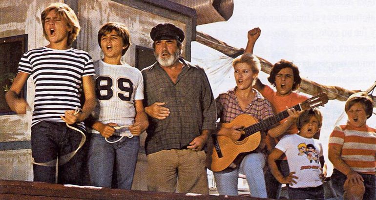 "Mientras el Piraña, Tito, Desi, Quique y Javi vuelven a la ciudad con sus padres..." "Mientras el Piraña, Tito, Desi, Quique y Javi vuelven a la ciudad con sus padres..."