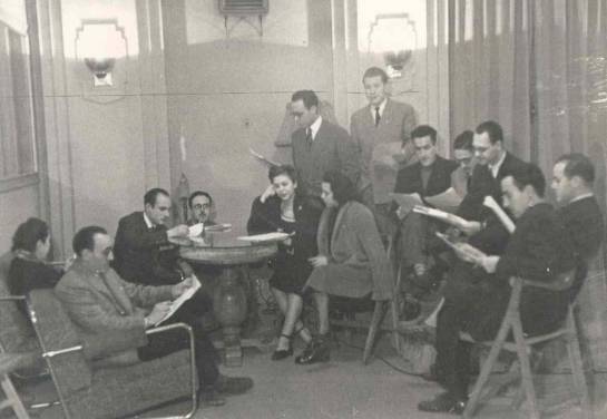 El cuadro de actores de Radio Madrid, en los años 40, ensayando en presencia de Robert Kieve. El cuadro de actores de Radio Madrid, en los años 40, ensayando en presencia de Robert Kieve.