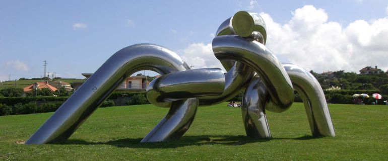 Monumento a la solidaridad, de 1999, obra de Pepe Noja. Monumento a la solidaridad, de 1999, obra de Pepe Noja.