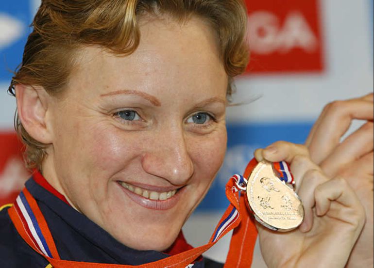 Nina Zhivaneskaya muestra la medalla de plata conseguida en los 50 metros espalda en el Campeonato de Europa de Natación Nina Zhivaneskaya muestra la medalla de plata conseguida en los 50 metros espalda en el Campeonato de Europa de Natación