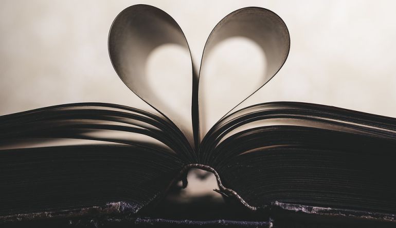 Páginas de un libro abiert que forman un corazón. Páginas de un libro abiert que forman un corazón.