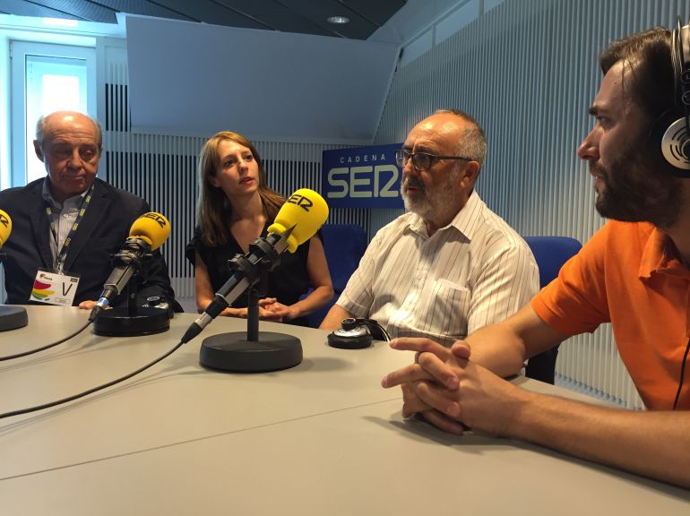 El periodista Bonifacio de la Cuadra y el abogado Gonzalo Martínez Fresneda junto a Macarena Berlín y Pedro Jiménez. El periodista Bonifacio de la Cuadra y el abogado Gonzalo Martínez Fresneda junto a Macarena Berlín y Pedro Jiménez.