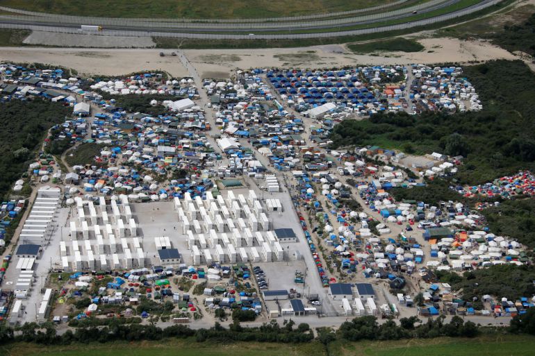 Vista aérea del campamento conocido como la Jungla, ubicado en Calais, Francia donde miles de migrantes esperan para poder cruzar al Reino Unido vía Canal de la Mancha. Vista aérea del campamento conocido como la Jungla, ubicado en Calais, Francia donde miles de migrantes esperan para poder cruzar al Reino Unido vía Canal de la Mancha.